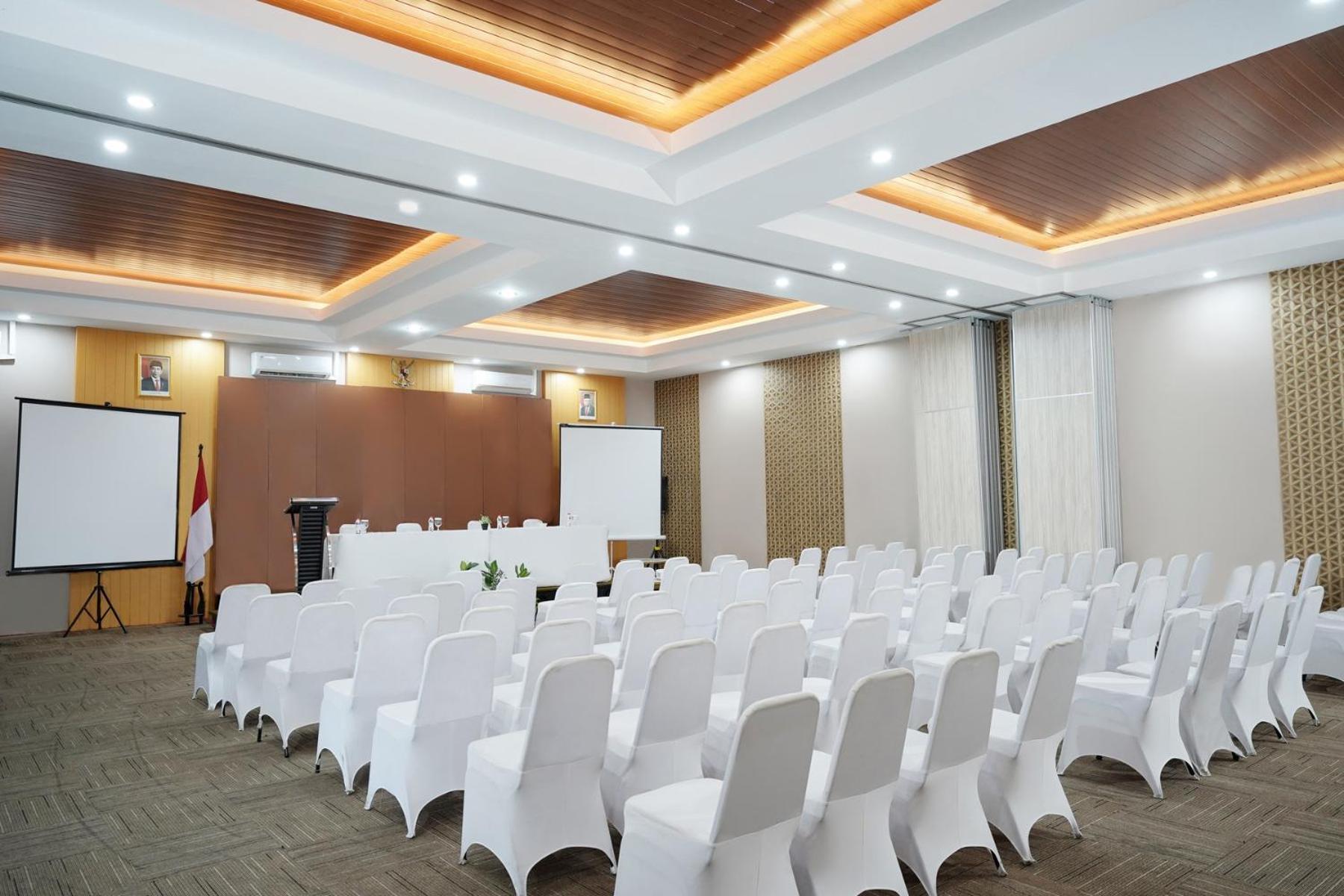 Front One Hotel Sragen מראה חיצוני תמונה