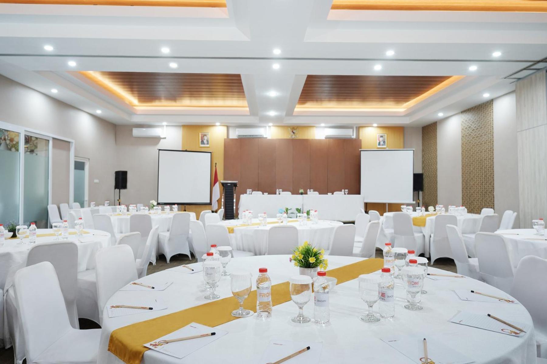 Front One Hotel Sragen מראה חיצוני תמונה