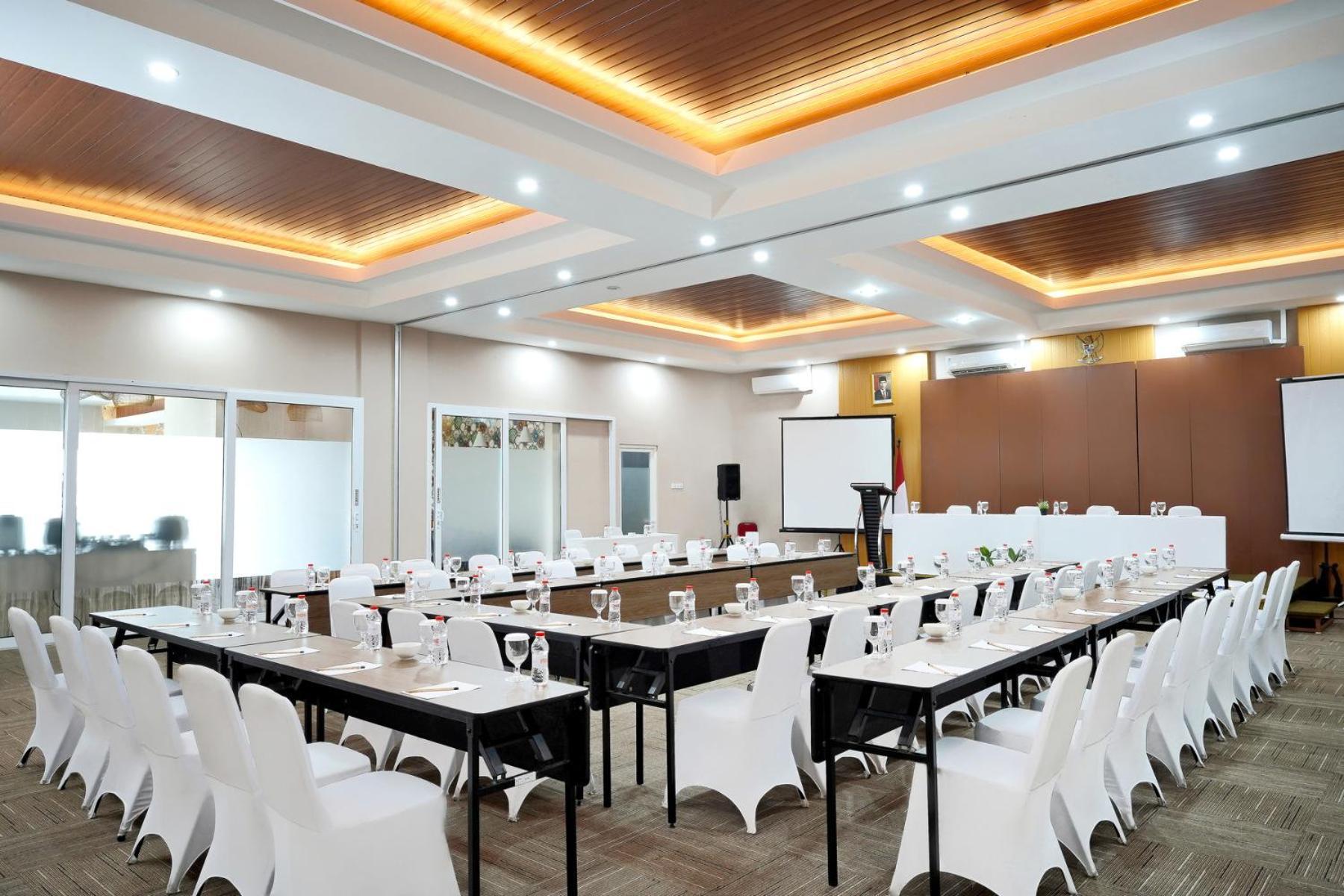 Front One Hotel Sragen מראה חיצוני תמונה