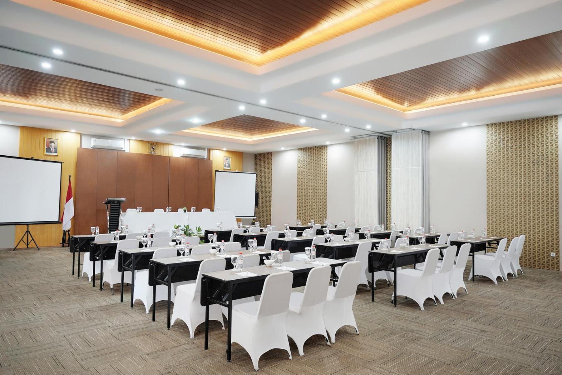 Front One Hotel Sragen מראה חיצוני תמונה