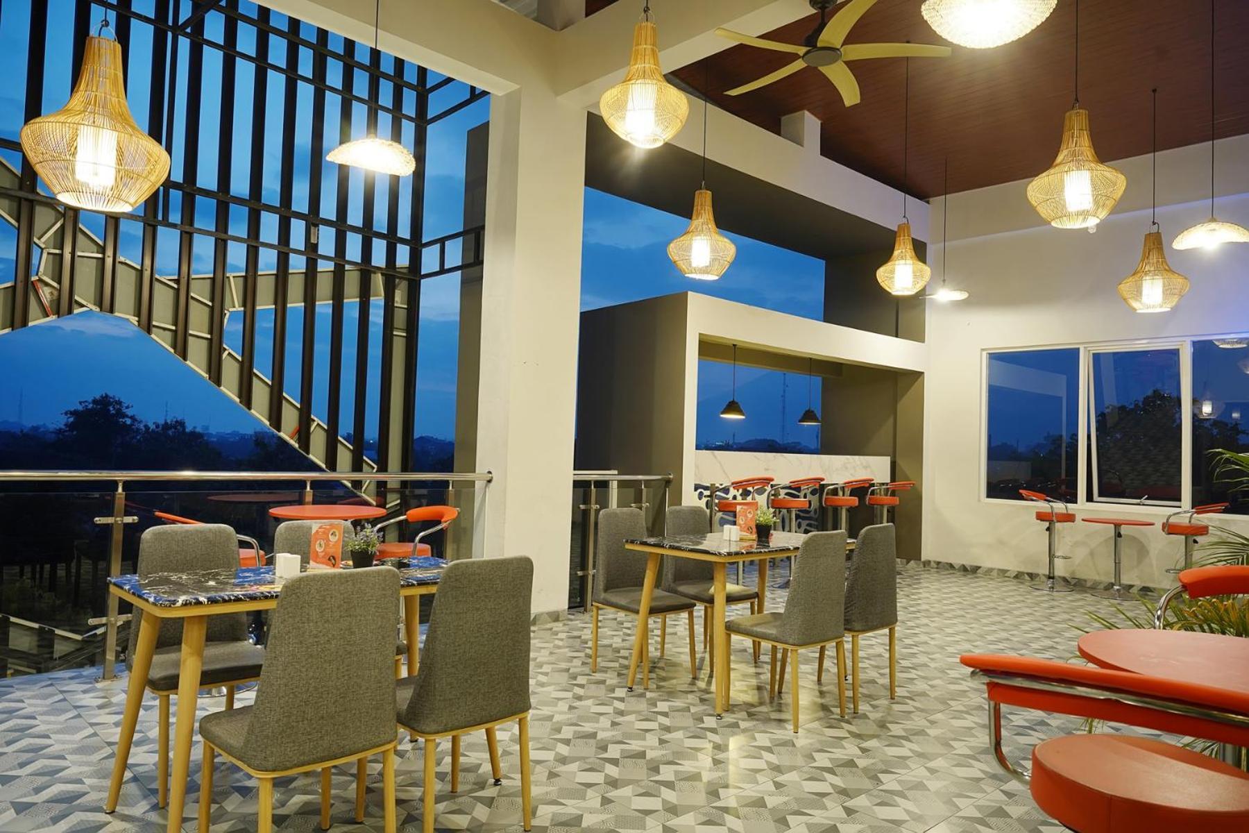 Front One Hotel Sragen מראה חיצוני תמונה