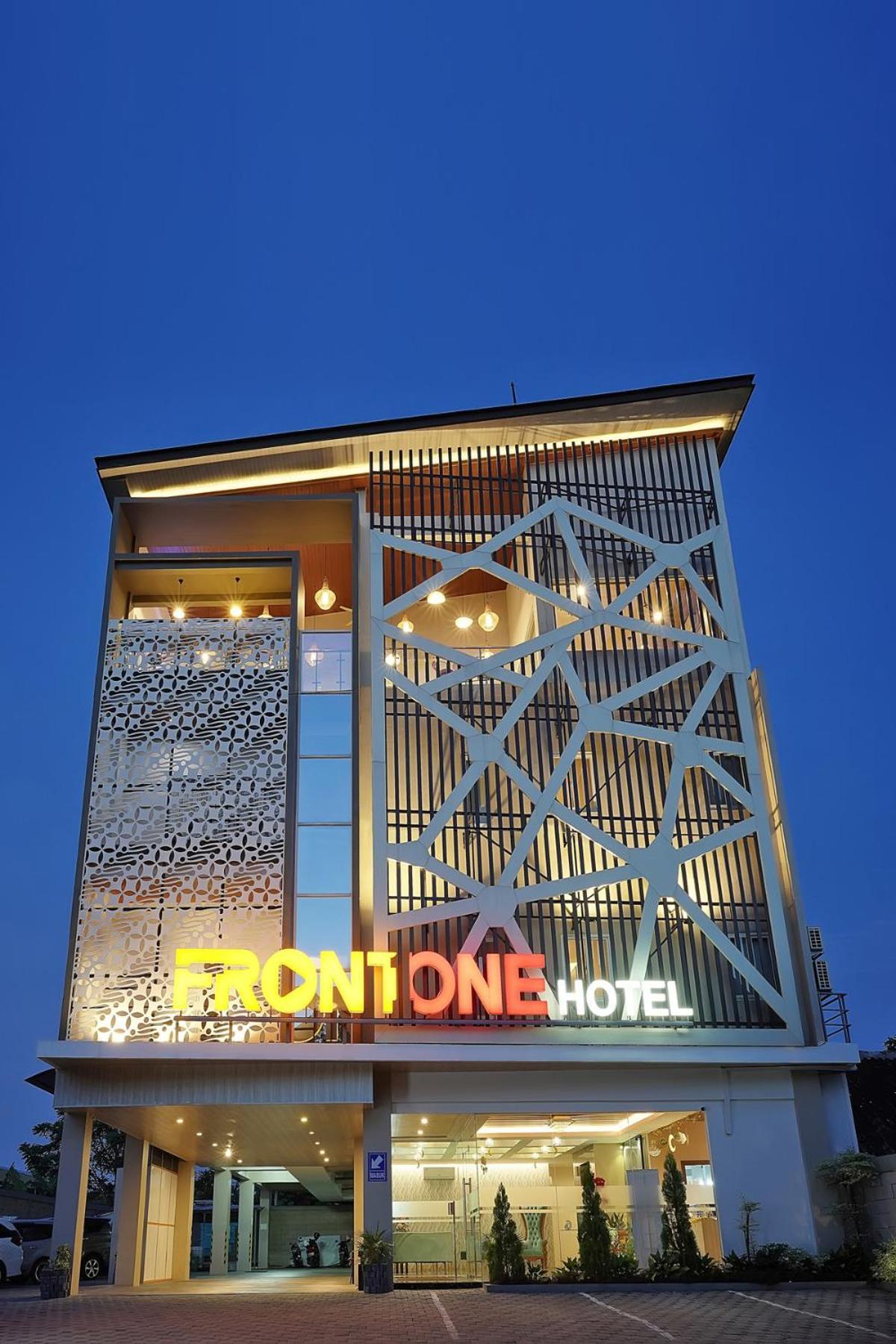 Front One Hotel Sragen מראה חיצוני תמונה