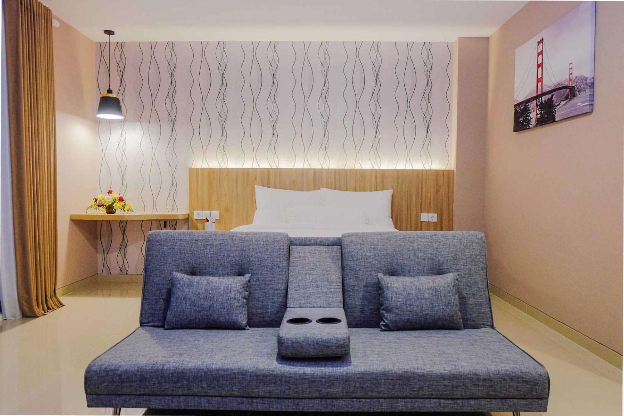 Front One Hotel Sragen מראה חיצוני תמונה